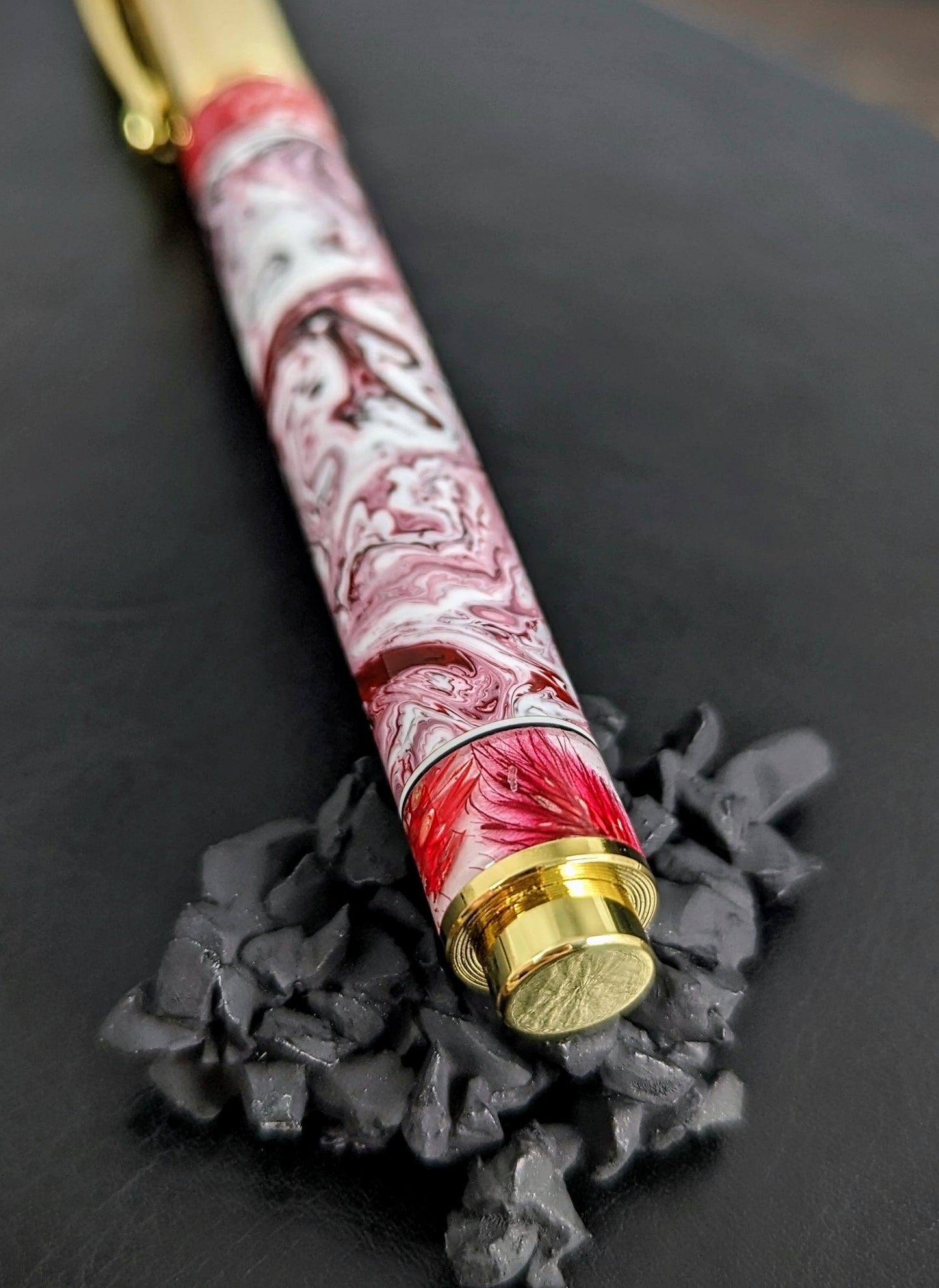 Magnetic cap w/ red with flowers